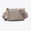 Bolso bandolera con solapa de cuero