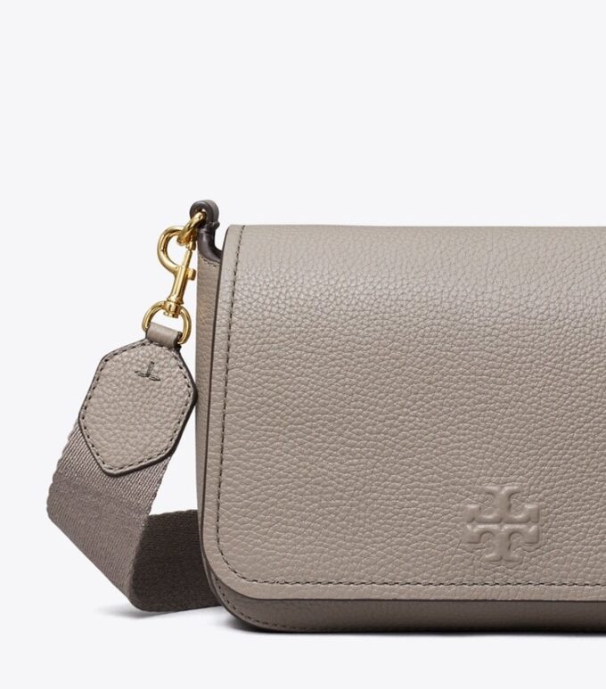 Bolso bandolera con solapa de cuero