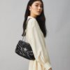 Bolso bandolera pequeño convertible Kira Chevron con textura Bolso bandolera pequeño convertible Kira Chevron con textura
