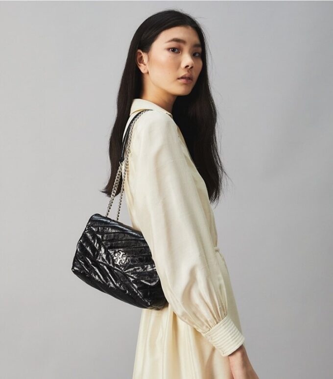 Bolso bandolera pequeño convertible Kira Chevron con textura Bolso bandolera pequeño convertible Kira Chevron con textura
