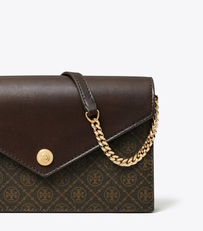 Bolso bandolera tipo sobre de lona recubierta con T Monogram Bolso bandolera tipo sobre de lona recubierta con T Monogram