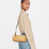 Bolso cilíndrico con monograma T Monogram y textura granulada Bolso cilíndrico con monograma T Monogram y textura granulada