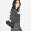 Bolso cilíndrico con monograma T Monogram y textura granulada Bolso cilíndrico con monograma T Monogram y textura granulada