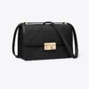 Bolso de hombro con T Monogram y textura granulada Bolso de hombro con T Monogram y textura granulada