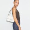 Bolso de hombro con T Monogram y textura granulada Bolso de hombro con T Monogram y textura granulada
