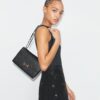 Bolso de hombro con T Monogram y textura granulada Bolso de hombro con T Monogram y textura granulada