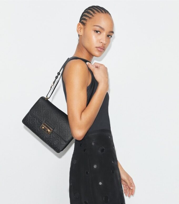Bolso de hombro con T Monogram y textura granulada Bolso de hombro con T Monogram y textura granulada
