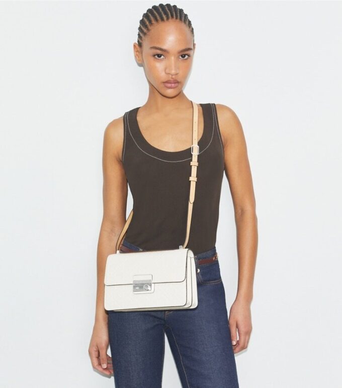 Bolso de hombro con T Monogram y textura granulada Bolso de hombro con T Monogram y textura granulada