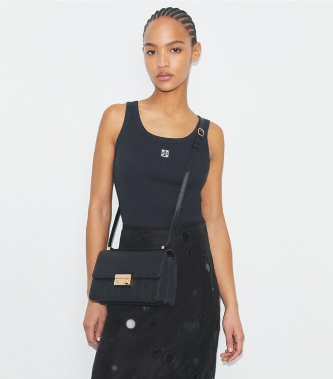Bolso de hombro con T Monogram y textura granulada Bolso de hombro con T Monogram y textura granulada
