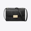 Bolso de hombro con T Monogram y textura granulada Bolso de hombro con T Monogram y textura granulada
