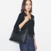 Bolso mensajero con monograma T Monogram y textura granulada Bolso mensajero con monograma T Monogram y textura granulada