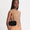 Bolso mini con solapa Kira Velvet Bolso mini con solapa Kira Velvet