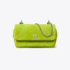 Bolso mini Kira con solapa de ante acolchado con rombos Bolso mini Kira con solapa de ante acolchado con rombos