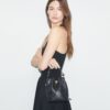 Bolso mini tipo cubo con T Monogram en piel granulada Bolso mini tipo cubo con T Monogram en piel granulada