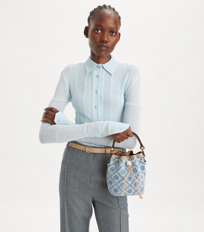 Bolso mini tipo cubo de denim con T Monogram Bolso mini tipo cubo de denim con T Monogram