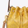 Bolso mini tipo cubo de piel perforada con T Monogram Bolso mini tipo cubo de piel perforada con T Monogram