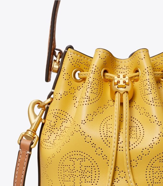 Bolso mini tipo cubo de piel perforada con T Monogram Bolso mini tipo cubo de piel perforada con T Monogram
