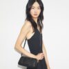 Bolso pequeño tipo barril con T Monogram y textura granulada Bolso pequeño tipo barril con T Monogram y textura granulada