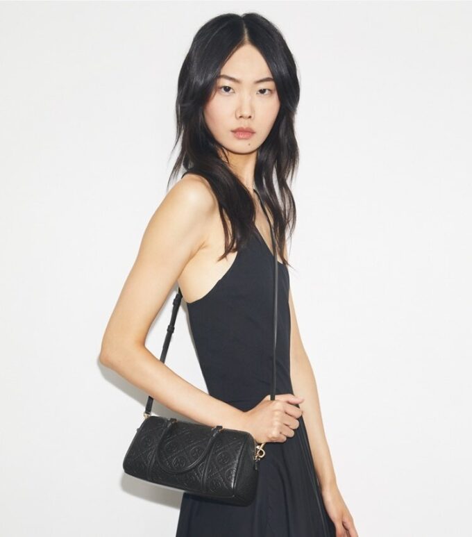 Bolso pequeño tipo barril con T Monogram y textura granulada Bolso pequeño tipo barril con T Monogram y textura granulada