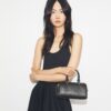 Bolso pequeño tipo barril con T Monogram y textura granulada Bolso pequeño tipo barril con T Monogram y textura granulada