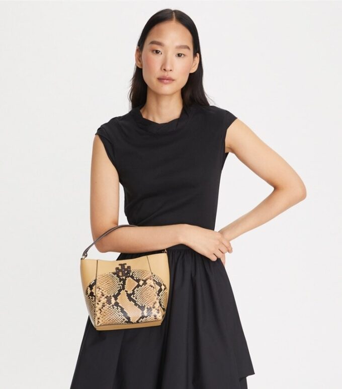 Bolso pequeño tipo cubo McGraw con estampado de serpiente Bolso pequeño tipo cubo McGraw con estampado de serpiente