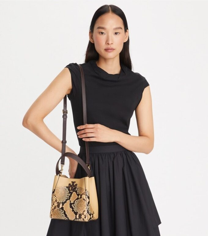 Bolso pequeño tipo cubo McGraw con estampado de serpiente Bolso pequeño tipo cubo McGraw con estampado de serpiente