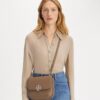 Bolso tipo alforja Eleanor Pebbled Slim