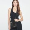 Bolso tipo cubo con monograma T Monogram y textura granulada Bolso tipo cubo con monograma T Monogram y textura granulada
