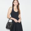 Bolso tipo cubo con monograma T Monogram y textura granulada Bolso tipo cubo con monograma T Monogram y textura granulada