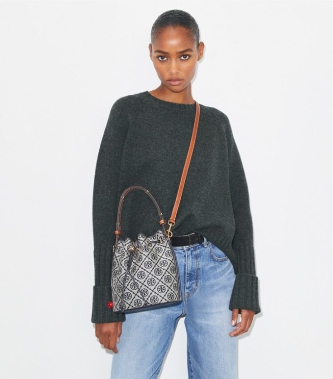 Bolso tipo cubo con T Monogram
