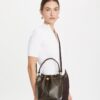 Bolso tipo cubo de lona recubierta con T Monogram Bolso tipo cubo de lona recubierta con T Monogram