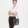 Bolso tipo cubo de lona recubierta con T Monogram Bolso tipo cubo de lona recubierta con T Monogram