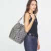 Bolso tipo cubo oversize con T Monogram Bolso tipo cubo oversize con T Monogram