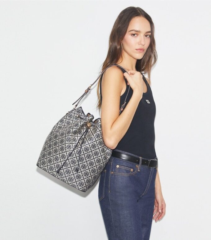Bolso tipo cubo oversize con T Monogram Bolso tipo cubo oversize con T Monogram