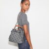 Bolso tipo cubo Romy con T Monogram Bolso tipo cubo Romy con T Monogram