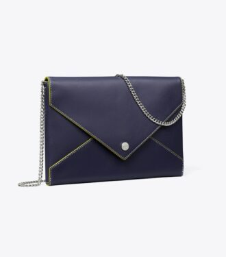 Bolso tipo sobre con cadena de piel lisa