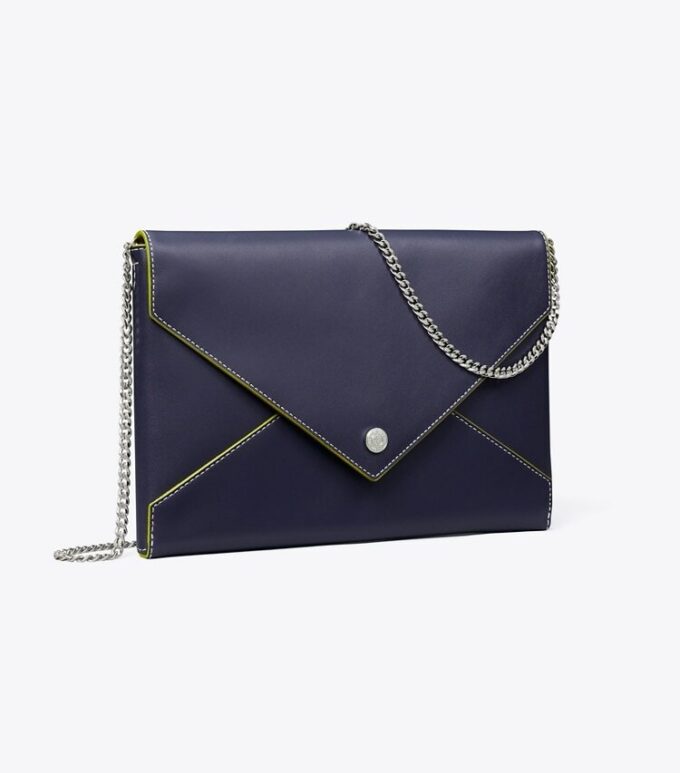Bolso tipo sobre con cadena de piel lisa Bolso tipo sobre con cadena de piel lisa