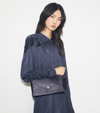 Bolso tipo sobre con cadena de piel lisa