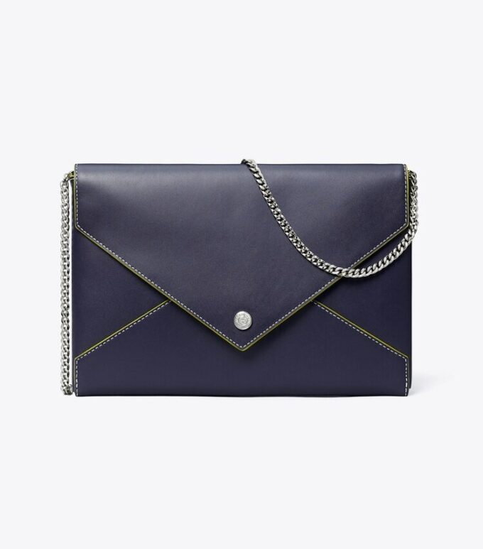 Bolso tipo sobre con cadena de piel lisa Bolso tipo sobre con cadena de piel lisa