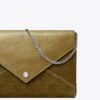 Bolso tipo sobre con cadena y monograma T Monogram en gamuza Bolso tipo sobre con cadena y monograma T Monogram en gamuza