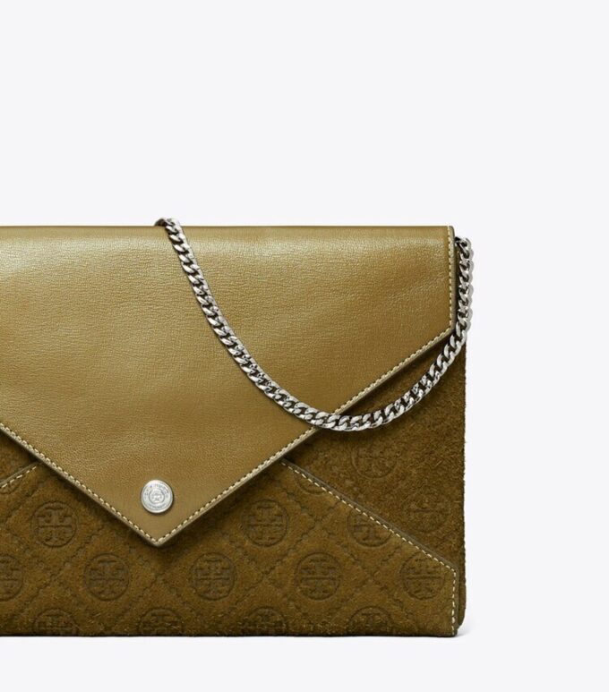 Bolso tipo sobre con cadena y monograma T Monogram en gamuza Bolso tipo sobre con cadena y monograma T Monogram en gamuza