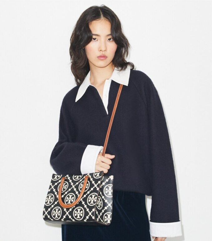 Bolso tote con asa superior y relieve en contraste T Monogram Bolso tote con asa superior y relieve en contraste T Monogram