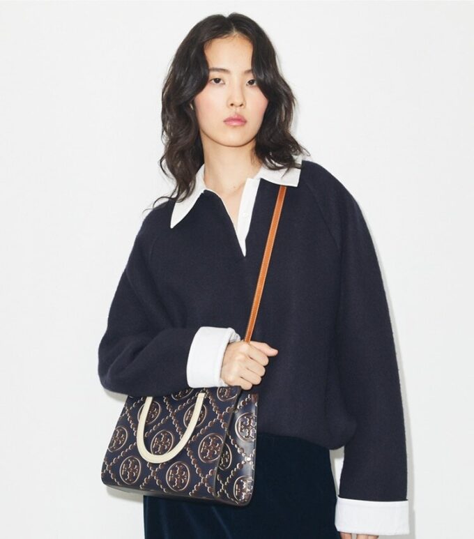 Bolso tote con asa superior y relieve en contraste T Monogram Bolso tote con asa superior y relieve en contraste T Monogram
