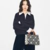 Bolso tote con asa superior y relieve en contraste T Monogram Bolso tote con asa superior y relieve en contraste T Monogram
