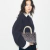 Bolso tote con asa superior y relieve en contraste T Monogram Bolso tote con asa superior y relieve en contraste T Monogram