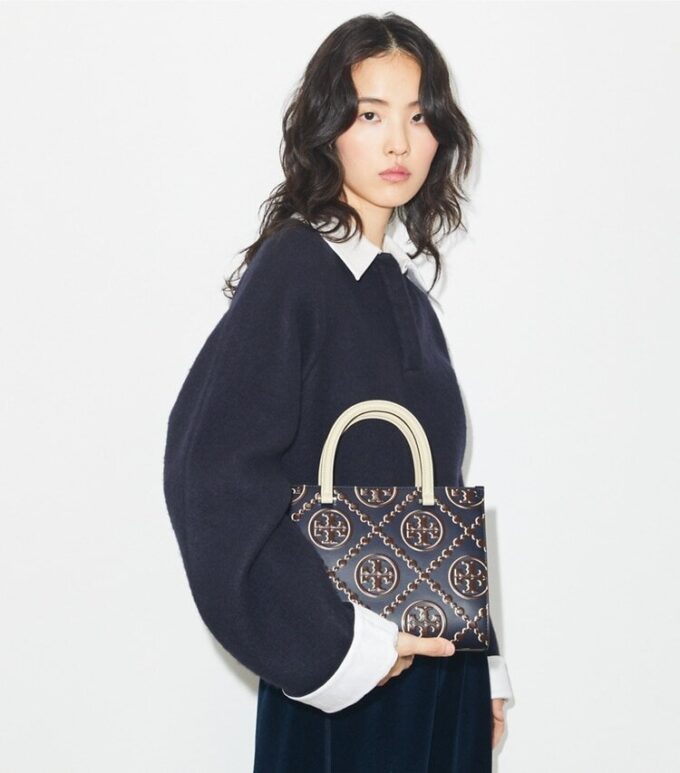 Bolso tote con asa superior y relieve en contraste T Monogram Bolso tote con asa superior y relieve en contraste T Monogram