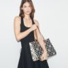 Bolso tote con monograma T Monogram en relieve en contraste Bolso tote con monograma T Monogram en relieve en contraste