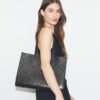 Bolso tote con relieve T Monogram