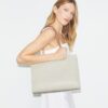 Bolso tote con T Monogram en piel granulada Bolso tote con T Monogram en piel granulada