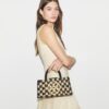 Bolso tote Ella tejido a mano con diseño este-oeste Bolso tote Ella tejido a mano con diseño este-oeste